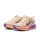 Nike Vomero 18 Dame løbesko i farven Chalk/Tattoo-Pink Foam-Bright Violet har orange, lilla og pink detaljer samt mørkt swoosh-logo og en ekstra tyk, maksimal dæmpningssål til løb.