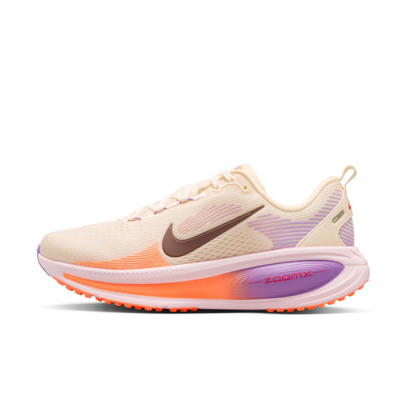 Et sidebillede af den beige Nike Vomero 18 Dame i Chalk/Tattoo-Pink Foam-Bright Violet med brun swoosh, lilla og orange detaljer, hvide snørebånd og en tyk ZoomX-sål, der giver maksimal dæmpning og et letvægtsdesign.