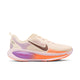 En Nike Vomero 18 dame i farverne Chalk/Tattoo-Pink Foam-Bright Violet med brunt swoosh-logo, lilla og orange detaljer samt "ZoomX"-tryk på siden. Maksimal dæmpning. Skoen er fotograferet på hvid baggrund.