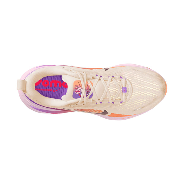 Et kig oppefra og ned på Nike Vomero 18 dame løbesko i Chalk/Tattoo-Pink Foam-Bright Violet med hvide snørebånd og levende lilla detaljer - stil møder maksimal dæmpning til hver eneste løbetur.