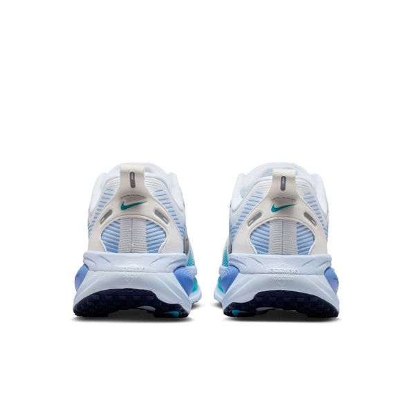Et par Nike Vomero 18 Dame løbesko i White/Midnight Navy-Blue Fury vist bagfra, hvor hælen, ydersålen og det lille Nike-logo er fremhævet - ideelle løbesko dame til daglige løbeture eller afslappet brug.