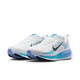 Et par Nike Vomero 18 Dame løbesko i White/Midnight Navy-Blue Fury, med sorte swooshes og ZoomX-branding, vises på en almindelig hvid baggrund.