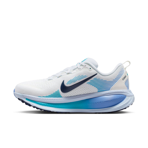 Nike Vomero 18 dame i White/Midnight Navy-Blue Fury har en overdel i mesh, hvide snørebånd, sort swoosh og blå mellemsål med gradient - vist i sideprofil på en hvid baggrund og ideel til dem, der vil have komfortable løbesko.