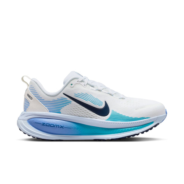 Nike Vomero 18 dame løbesko i White/Midnight Navy-Blue Fury har en overdel i mesh, støddæmpende sål, navy swoosh og blå "ZoomX"-ydersål for komfortabel performance.