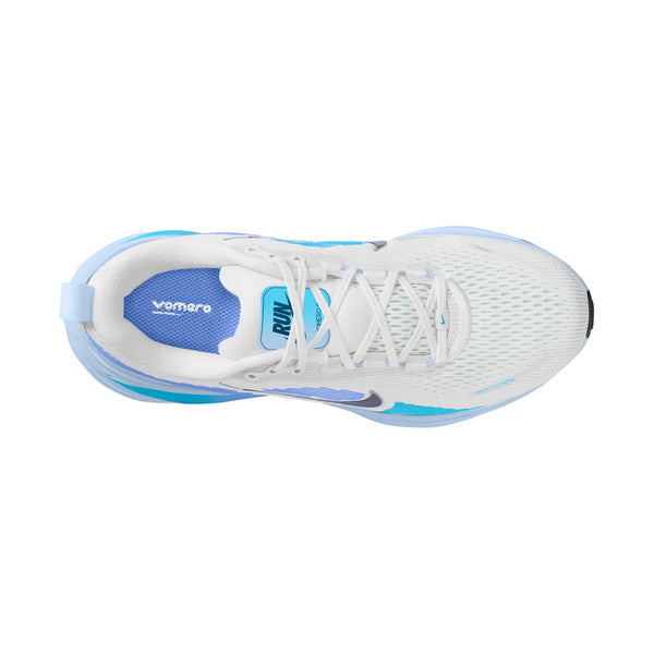 Topbillede af Nike Vomero 18 løbesko dame i White/Midnight Navy-Blue Fury med hvide snørebånd, overdel i mesh og lyseblå detaljer. På den blå indersål står der "RUN" og "Vomero" i hvidt.