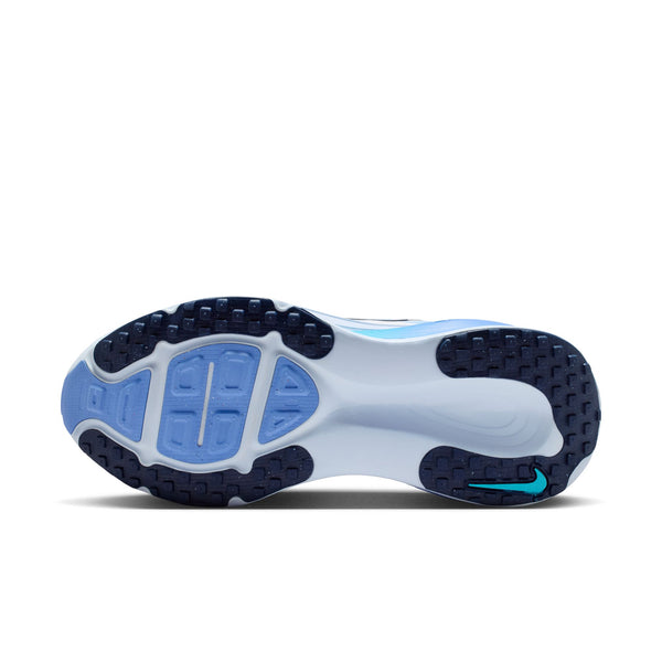 Billedet viser sålen på Nikes Vomero 18 Dame i White/Midnight Navy-Blue Fury, en komfortabel dameløbesko med lyseblå, marineblå og hvid slidbane, tekstureret for greb og en turkis accent ved hælen.
