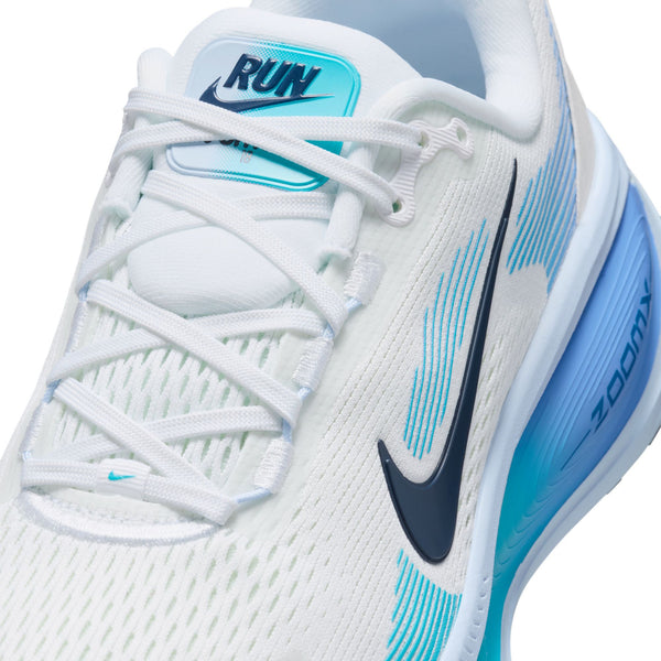 Nærbillede af Nike Vomero 18 Dame i White/Midnight Navy-Blue Fury, en komfortabel løbesko med blå detaljer, synlig RUN-label på tungen, blåt Swoosh-logo på siden og ZOOM-tekst på den graduerede mellemsål - ideel til damer.
