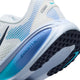 Nærbillede af Nike Vomero 18, Dame i White/Midnight Navy-Blue Fury. ZOOMX vises på mellemsålen, og ydersålen har sort og turkis slidbane med blå accenter for en behagelig løbesko.
