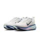 Et par Nike Vomero 18-løbesko til kvinder i farvekombinationen White/Midnight Navy-Work Blue, der er kendt for deres maksimale støddæmpning, er placeret side om side i en vinkel på en ensfarvet hvid baggrund.