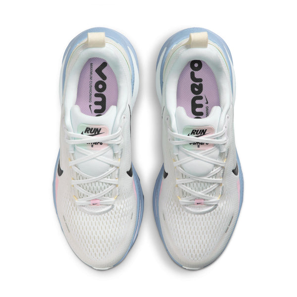 Et par hvide Nike Vomero 18 Dame-sneakers i farvekombinationen White/Midnight Navy-Work Blue set ovenfra, med hvide snørebånd, lyseblå ydersåler og teksten »RUN« og »VOMERO« på de lyserøde og lilla indersåler, der sikrer maksimal dæmpning.