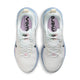 Et par hvide Nike Vomero 18 Dame-sneakers i farvekombinationen White/Midnight Navy-Work Blue set ovenfra, med hvide snørebånd, lyseblå ydersåler og teksten »RUN« og »VOMERO« på de lyserøde og lilla indersåler, der sikrer maksimal dæmpning.
