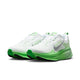 Et par Nike Vomero 18 løbesko til kvinder i farvekombinationen Hvid/Metallisk Sølv-Illusion Grøn, med en åndbar overdel i mesh, et sølvfarvet Nike Swoosh-logo og maksimal støddæmpning for optimal komfort. Disse sportslige sneakers har grønne detaljer på sålen, hælen og foringen og præsenteres på en ensfarvet hvid baggrund.