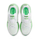 Et par Nike Vomero 18 løbesko til kvinder i farvekombinationen White/Metallic Silver-Illusion Green, set ovenfra. Overdelen i mesh er hvid med grønne detaljer, og skoene har hvide snørebånd samt en grøntfarvet sål, der sikrer maksimal dæmpning og komfort. Indlægssålerne er grønne med hvid tekst, hvilket fremhæver det elegante design fra Nike.