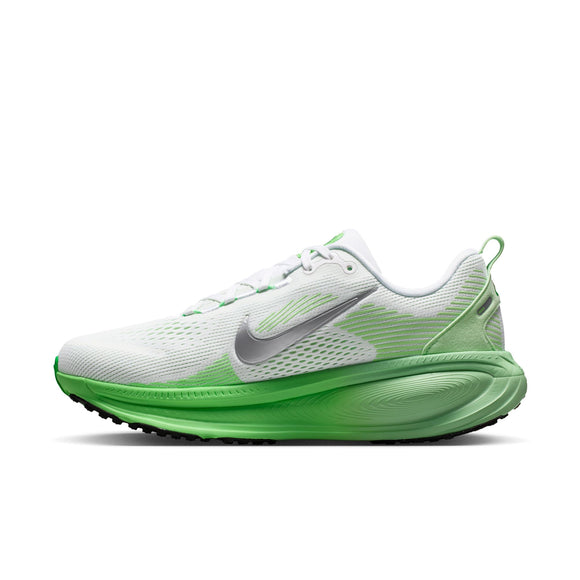 Nike Vomero 18 Dame i farvekombinationen hvid/metalsølv-illusiongrøn vises her i profil mod en ensfarvet hvid baggrund og har en hvid, sporty overdel med et metalsølvfarvet Swoosh-logo, grønne detaljer og en grøn sål med farveovergang. Denne løbesko til kvinder er udviklet af Nike med henblik på maksimal dæmpning og enestående komfort.