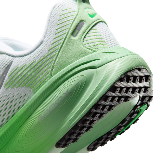 Nærbillede af hælen og sålen på Nike Vomero 18 Dame i farvekombinationen hvid/metalsølv-illusiongrøn, med struktureret gummiunderlag, der sikrer maksimal dæmpning, ZoomX-logo, overdel i mesh samt en del af det ikoniske Nike Swoosh-logo.