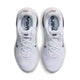 Et par Nike Vomero 18 løbesko til kvinder i farvekombinationen WHITE/GRIDIRON-PHOTON DUST-PHANTOM, set ovenfra. Disse hvide sportssko har hvide snørebånd, sorte Nike-swooshes på siderne og indlægssåler med påskriften »VOMERO« og »RUN«. Modellen er specielt designet til kvinder og giver maksimal dæmpning for optimal komfort under løbeturen.