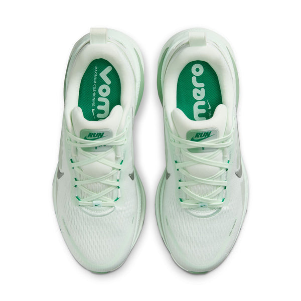 Et par Nike Vomero 18 Dame i Barely Green/Metallic Silver-Steam set ovenfra, med hvide snørebånd, en polstret hvid sål for komfort og indlægssåler med VOMERO og RUN.