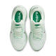 Et par Nike Vomero 18 Dame i Barely Green/Metallic Silver-Steam set ovenfra, med hvide snørebånd, en polstret hvid sål for komfort og indlægssåler med VOMERO og RUN.
