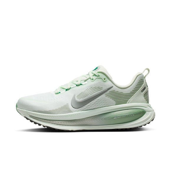 Nike Vomero 18 Dame i Barely Green/Metallic Silver-Steam har en overdel i mesh, hvide snørebånd, sølvfarvet swoosh og en tyk, polstret sål, der giver maksimal dæmpning og komfortabel løbesko med støtte og komfort.