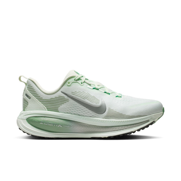 Nike Vomero 18 Dame i Barely Green/Metallic Silver-Steam har en overdel i åndbart mesh, maksimal støddæmpning for komfort, et sølvfarvet swoosh-logo og en sort ydersål med slidbane.