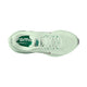 Nike Vomero 18 Dame i Barely Green/Metallic Silver-Steam set oppefra med hvide snørebånd, en overdel i mesh og en grøn indersål med "ZOOM" i hvidt - designet til maksimal dæmpning og optimal komfort.