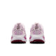 Et par Nike Vomero 18 dame-løbesko i farvekombinationen Bleached Lilac/Pink Smoke-Lt Magenta ses her set bagfra, hvor logoet og såldetaljerne med lilla og lyserøde accenter kommer til sin ret – perfekt til maksimal dæmpning på en hvid baggrund.