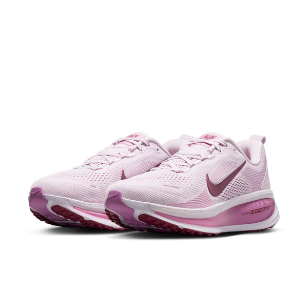 Et par Nike Vomero 18 Dame i farven Bleached Lilac/Pink Smoke-Lt Magenta har en overdel i mesh, snørelukning, ZoomX-logo og maksimal dæmpning, der sikrer enestående komfort – perfekte løbesko til kvinder med lyserøde detaljer og det ikoniske Swoosh-logo.