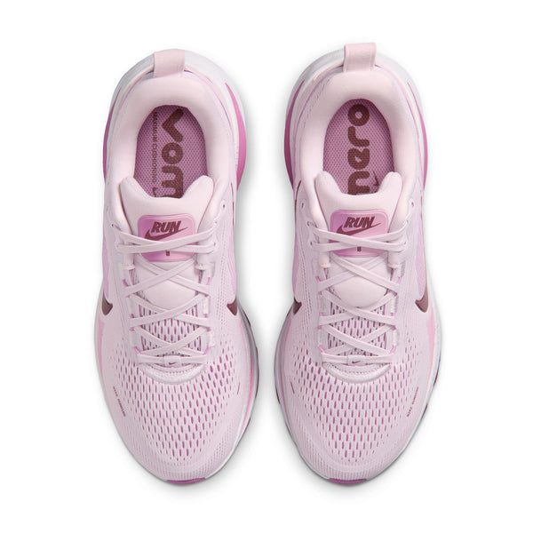 Ovenfra-billede af Nike Vomero 18 dame-løbesko i farvekombinationen Bleached Lilac/Pink Smoke-Lt Magenta med hvide såler, lyserøde snørebånd og teksten »RUN« på tungen; de lilla indlægssåler har påskriften »von« (venstre) og »nero« (højre). Designet til maksimal støddæmpning.