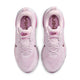 Ovenfra-billede af Nike Vomero 18 dame-løbesko i farvekombinationen Bleached Lilac/Pink Smoke-Lt Magenta med hvide såler, lyserøde snørebånd og teksten »RUN« på tungen; de lilla indlægssåler har påskriften »von« (venstre) og »nero« (højre). Designet til maksimal støddæmpning.