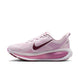 Nike Vomero 18-løbesko til kvinder i farvekombinationen Bleached Lilac/Pink Smoke-Lt Magenta byder på maksimal dæmpning, overdel i mesh, snørelukning, hvid mellemsål, lyserød dæmpning, rødbrun Swoosh og en let forhøjet hæl, der sikrer optimal komfort.