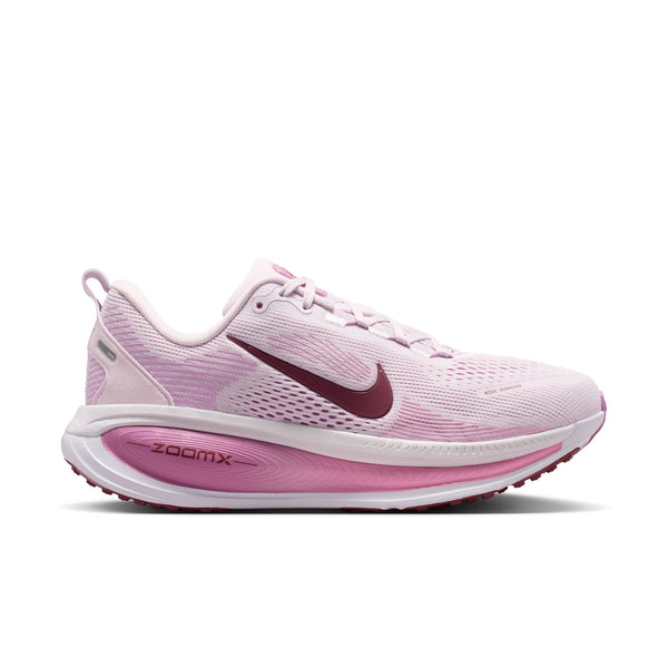 Nike Vomero 18 Dame i farvekombinationen Bleached Lilac/Pink Smoke-Lt Magenta har en rødbrun Swoosh, hvid sål, overdel i mesh med snørebånd, lyserøde detaljer og »ZOOMX« på siden, der sikrer maksimal dæmpning under din løbetur.
