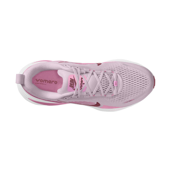 Set ovenfra viser Nike Vomero 18 Dame i farven Bleached Lilac/Pink Smoke-Lt Magenta mesh-materiale, en hvid sål og snørebånd, en indersål med Vomero-logoet, der sikrer maksimal dæmpning, samt en tunge med Nike-logoet.