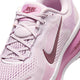 Nærbillede af en Nike Vomero 18 løbesko til kvinder i farvekombinationen Bleached Lilac/Pink Smoke-Lt Magenta, der viser den mørkere lyserøde Swoosh, »RUN« på tungen, mesh-strukturen og »ZOOM« på sålen, der sikrer maksimal dæmpning.