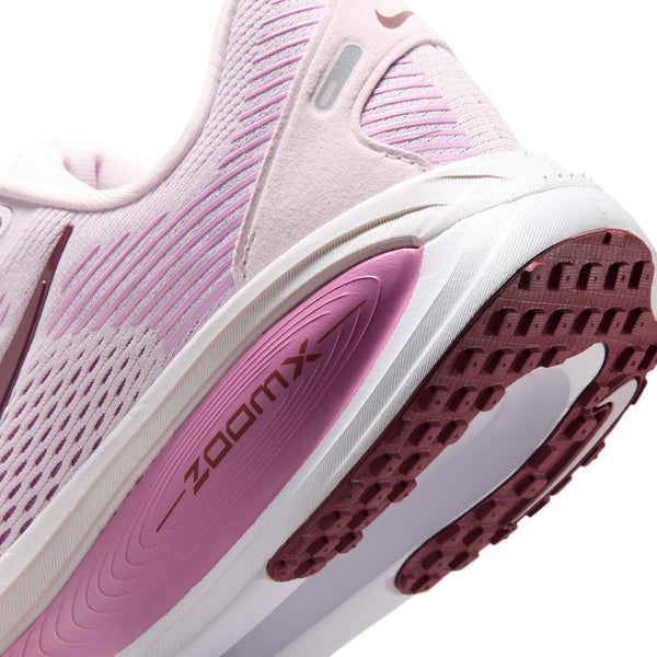 Nærbillede af hælen og sålen på Nike Vomero 18 dame-løbeskoen i farven Bleached Lilac/Pink Smoke-Lt Magenta. Ydersålen har et struktureret mønster, mens ZOOMX-logoet fremhæver den maksimale dæmpning i mellemsålen.