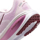 Nærbillede af hælen og sålen på Nike Vomero 18 dame-løbeskoen i farven Bleached Lilac/Pink Smoke-Lt Magenta. Ydersålen har et struktureret mønster, mens ZOOMX-logoet fremhæver den maksimale dæmpning i mellemsålen.