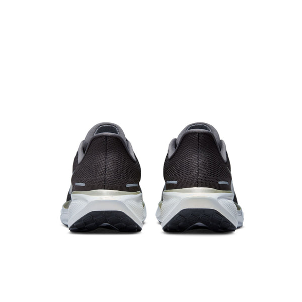 Et par Nike Pegasus 41 Ji løbesko herre i Medium Ash/Mtlc Gold Grain-Summit White set bagfra, der fremhæver hælen og sålen med avanceret ReactX-skum mod en hvid baggrund.
