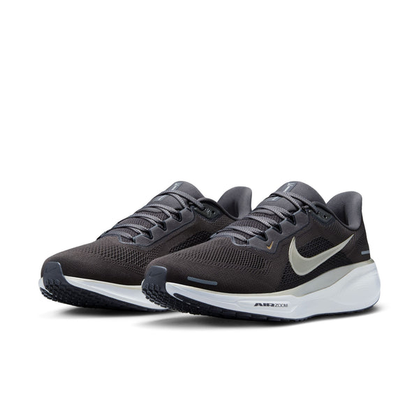 Et par Nike Pegasus 41 Ji løbesko herre i Medium Ash/Mtlc Gold Grain-Summit White med responsivt ReactX-skum, vist side om side på en almindelig hvid baggrund.