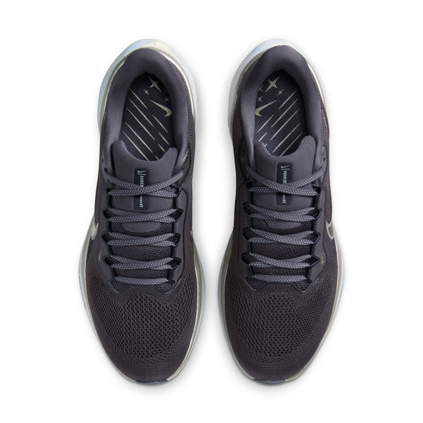 Et par Nike Pegasus 41 Ji løbesko herre i Medium Ash/Mtlc Gold Grain-Summit White vises fra oven med overdel i mesh, snørelukning, diskret branding på tungen og siden, mønstrede indlægssåler og responsiv ReactX-skum.