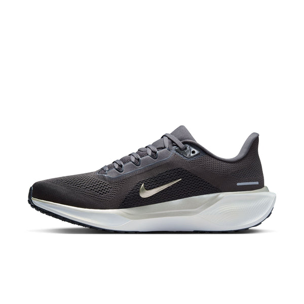 Nike Pegasus 41 Ji løbesko herre i Medium Ash/Mtlc Gold Grain-Summit White har en hvid sål, Nike ReactX-skum-støddæmpning og en Nike-swoosh i metallisk guld, vist i sideprofil mod en almindelig hvid baggrund.
