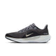Nike Pegasus 41 Ji løbesko herre i Medium Ash/Mtlc Gold Grain-Summit White har en hvid sål, Nike ReactX-skum-støddæmpning og en Nike-swoosh i metallisk guld, vist i sideprofil mod en almindelig hvid baggrund.