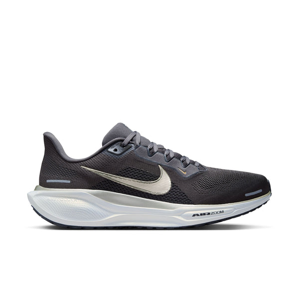 Nike Pegasus 41 Ji løbesko herre i Medium Ash/Mtlc Gold Grain-Summit White har en overdel i mesh, guld swoosh, polstret hvid ReactX-skum mellemsål og Air Zoom-branding. Skoen er vist i sideprofil på en hvid baggrund.