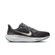Nike Pegasus 41 Ji løbesko herre i Medium Ash/Mtlc Gold Grain-Summit White har en overdel i mesh, guld swoosh, polstret hvid ReactX-skum mellemsål og Air Zoom-branding. Skoen er vist i sideprofil på en hvid baggrund.