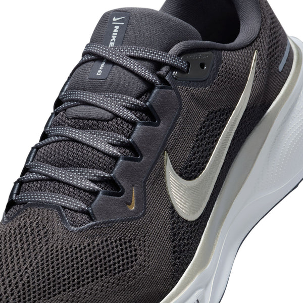 Et nærbillede af Nike Pegasus 41 Ji løbesko herre i Medium Ash/Mtlc Gold Grain-Summit White med overdel i mesh, sorte snørebånd, hvid sål og responsiv Nike ReactX-skum for øget komfort.