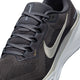 Et nærbillede af Nike Pegasus 41 Ji løbesko herre i Medium Ash/Mtlc Gold Grain-Summit White med overdel i mesh, sorte snørebånd, hvid sål og responsiv Nike ReactX-skum for øget komfort.