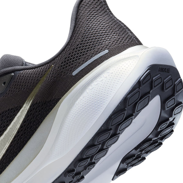 Nærbillede af Nike Pegasus 41 Ji løbesko herre i Medium Ash/Mtlc Gold Grain-Summit White, der viser overdelen i tekstureret mesh, en del af swoosh-logoet og ydersålen i profileret gummi med responsiv ReactX-skum.