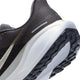 Nærbillede af Nike Pegasus 41 Ji løbesko herre i Medium Ash/Mtlc Gold Grain-Summit White, der viser overdelen i tekstureret mesh, en del af swoosh-logoet og ydersålen i profileret gummi med responsiv ReactX-skum.