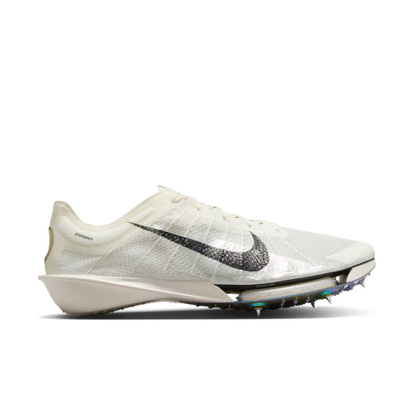 Nike Air Zoom Victory 2 Ji løbesko til herrer i farverne Sail/Black-Medium Ash-Mtlc Gold Grain vises i sideprofil med mesh overdel, sort swoosh og metalliske pigge på sålen mod en hvid baggrund.