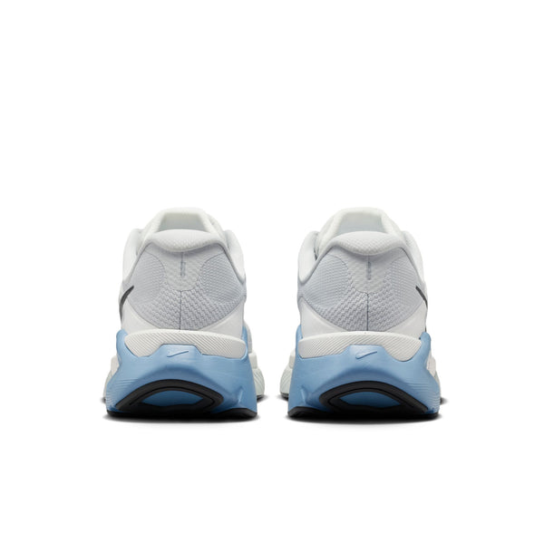 Et par Nike Structure Plus-løbesko til herre i farvekombinationen Grey Fog/Medium Ash-Summit White, set bagfra med lyseblå detaljer og logoer på hælen – designet til at give stabilitet på hver eneste løbetur.