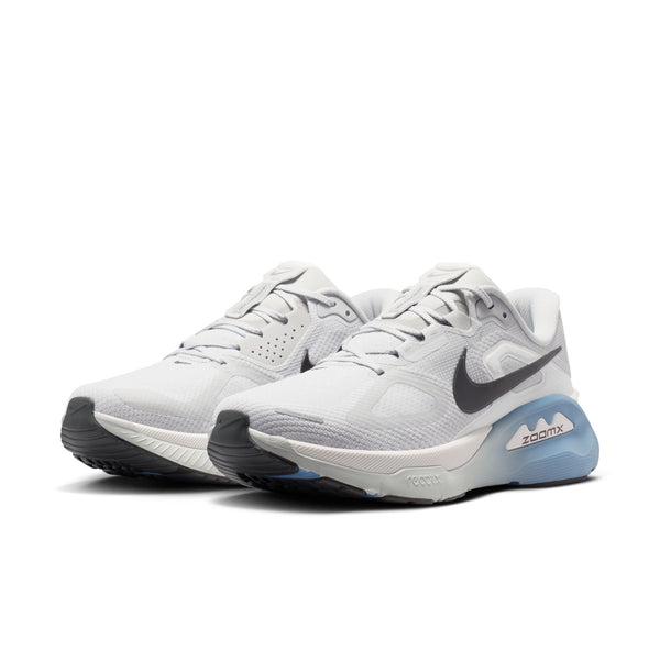 Et par Nike Structure Plus-løbesko til herre i farvekombinationen Grey Fog/Medium Ash-Summit White med grå og sorte detaljer, det karakteristiske Swoosh-logo og teksten »Zoom« tæt på sålen. Skoene er designet med henblik på stabilitet og præsenteres på en ensfarvet hvid baggrund.