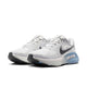 Et par Nike Structure Plus-løbesko til herre i farvekombinationen Grey Fog/Medium Ash-Summit White med grå og sorte detaljer, det karakteristiske Swoosh-logo og teksten »Zoom« tæt på sålen. Skoene er designet med henblik på stabilitet og præsenteres på en ensfarvet hvid baggrund.